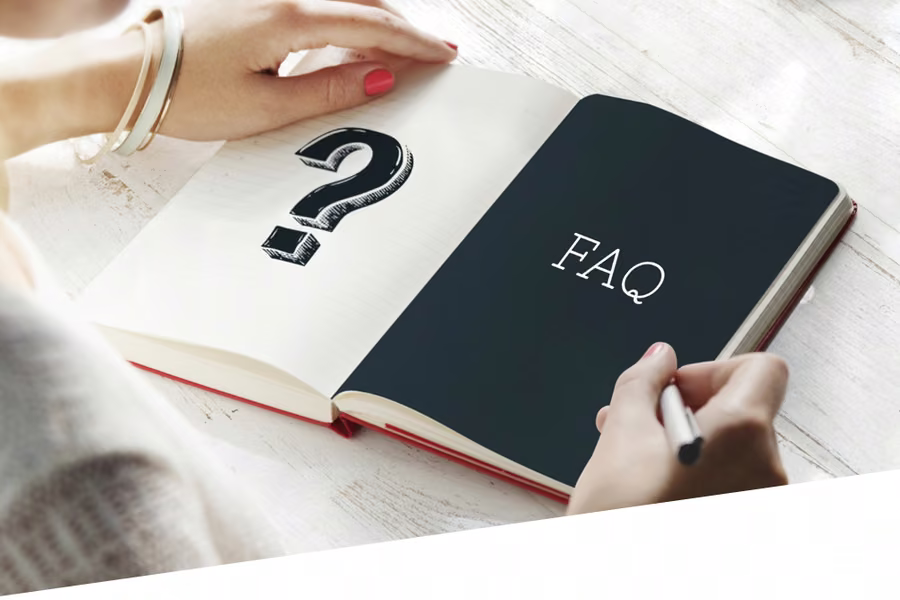 筆記本上寫著 FAQ 與問號