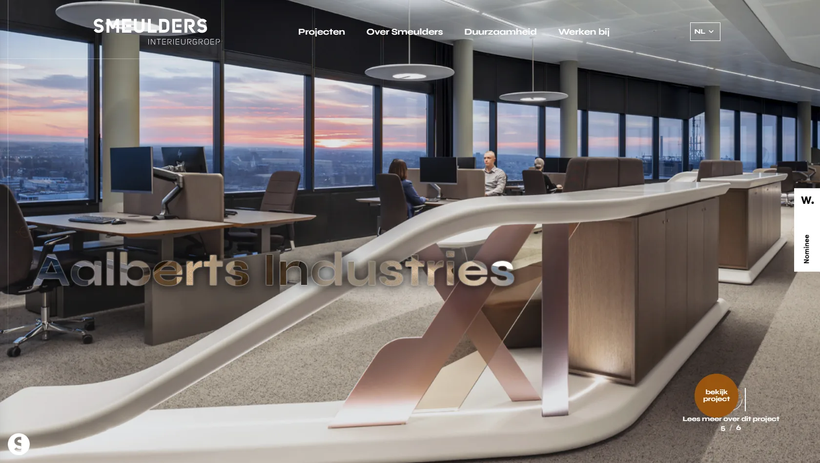 荷蘭 Smeulders Interieurgroep 首頁，辦公室實景滿版，專案名以透明字疊在圖上