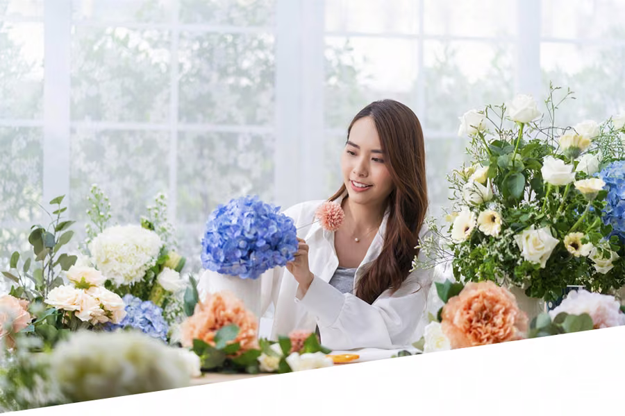 花藝教室裡正在整理花材的老師