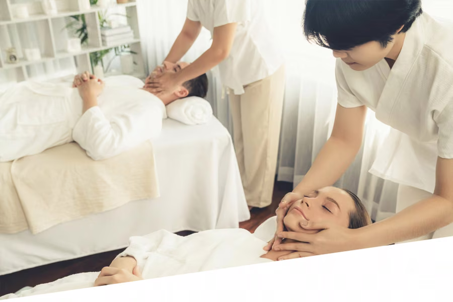 SPA 美容師為客人進行護理