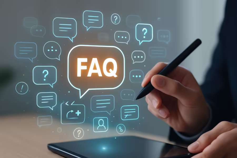 一隻手指向浮在半空的 FAQ 與問答氣泡圖示